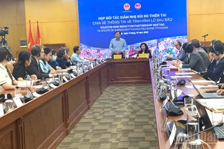 Thứ trưởng Nông nghiệp và Môi trường Nguyễn Hoàng Hiệp họp với các đối tác Giảm nhẹ rủi ro thiên tai (DRRP), chia sẻ thông tin về tình hình lũ lụt sau bão và bàn giải pháp hỗ trợ khẩn cấp.