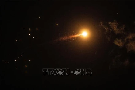 Mảnh vỡ tên lửa rơi xuống sau khi bị hệ thống phòng không của Israel đánh chặn trên bầu trời thành phố Tel Aviv, Israel ngày 1/3/2026. (Ảnh: THX/TTXVN)