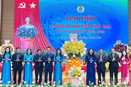 Lãnh đạo tỉnh Lào Cai tặng hoa chúc mừng Đại hội. (Ảnh: THANH SƠN)