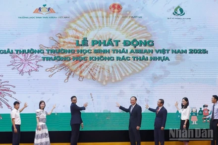 Các đại biểu ấn nút Lễ phát động Giải thưởng Trường học sinh thái ASEAN (ASEAN Eco-schools Award) năm 2025.