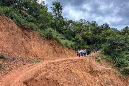 Mưa lớn kéo dài dẫn đến nguy cơ sạt lở đất tại thôn Tà Làng, xã Đồng Văn, tỉnh Tuyên Quang.