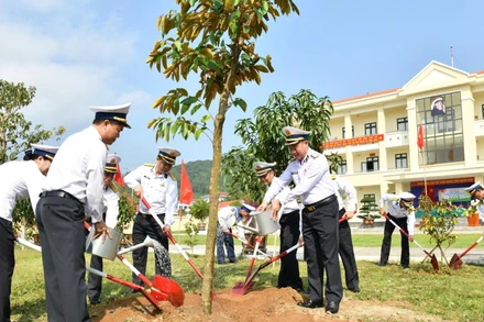 Chuẩn đô đốc Nguyễn Đăng Tiến, Bí thư Đảng ủy, Chính ủy Vùng 3 Hải quân cùng cán bộ, chiến sĩ trồng, chăm sóc cây tại Trung đoàn 351.