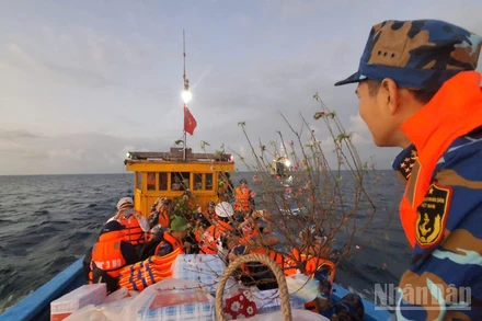 Con tàu 628, Lữ đoàn 161 (Vùng 3 Hải quân) chở Tết yêu thương đến với quân và dân trên hai đặc khu Cồn Cỏ (tỉnh Quảng Trị) và Lý Sơn (tỉnh Quảng Ngãi).