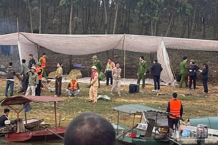 Các đơn vị chức năng tiến hành giám định xác minh danh tính nạn nhân. (Ảnh: THANH SƠN)