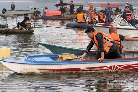 Các lực lượng chức năng tìm kiếm người bị mất tích trong vụ lật thuyền trên hồ Thác Bà. (Ảnh: THANH SƠN)