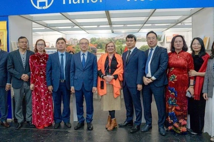 Các đại biểu tham dự Lễ khai mạc không gian sách Việt Nam tại Hội sách quốc tế Frankfurt 2025 (Ảnh: Sở Văn hóa và thể thao Hà Nội).