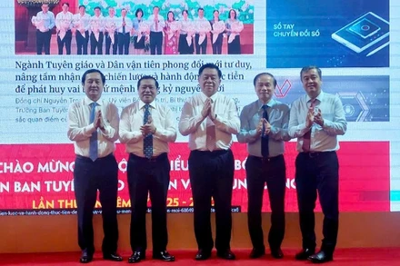 Đồng chí Nguyễn Trọng Nghĩa (giữa) nhấn nút khai trương hệ thống thông tin của Ban Tuyên giáo và Dân vận Trung ương. 