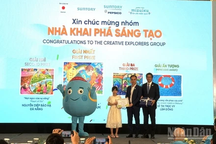 Ban tổ chức trao giải cho thí sinh đoạt giải cuộc thi sáng tạo về bảo vệ nguồn nước dành cho học sinh.