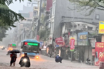 Mưa gây ngập lụt diện rộng tại nhiều tuyến phố ở Hà Nội, sáng 30/9/2025.