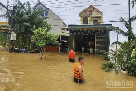 Ngày 30/9, tại xã Nông Cống (Thanh Hóa), hàng nghìn hộ dân đang bị cô lập trong biển nước.