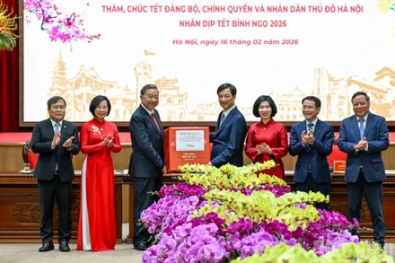 Tổng Bí thư Tô Lâm trao quà Tết tặng Đảng bộ, chính quyền và nhân dân Thủ đô Hà Nội.