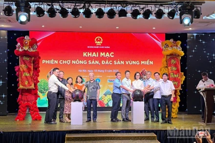 Các đại biểu ấn nút khai mạc khai mạc Phiên chợ nông sản, đặc sản vùng miền năm 2025.
