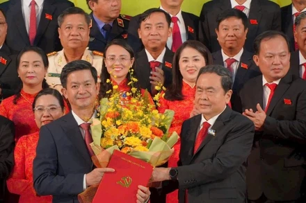 Chủ tịch Quốc hội Trần Thanh Mẫn trao hoa chúc mừng đồng chí Bí thư Thành ủy Cần Thơ Lê Quang Tùng. 