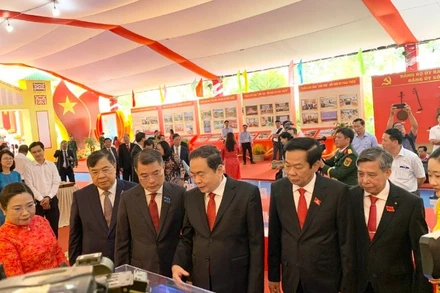 Chủ tịch Quốc hội Trần Thanh Mẫn cùng các đồng chí lãnh đạo Trung ương và thành phố Cần Thơ tham quan các gian hàng triển lãm thành tựu phát triển kinh tế-xã hội địa phương.