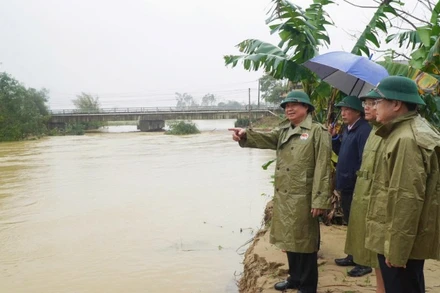 Thứ trưởng Bộ Nông nghiệp và Môi trường Võ Văn Hưng dẫn đầu Đoàn công tác kiểm tra tình hình mưa lũ, sạt lở tại thành phố Huế. (Ảnh: Cục Đê điều và Phòng chống thiên tai cung cấp)