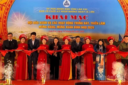 Lãnh đạo tỉnh Lào Cai cắt băng khai mạc Hội báo xuân 2026. (Ảnh: THANH SƠN)