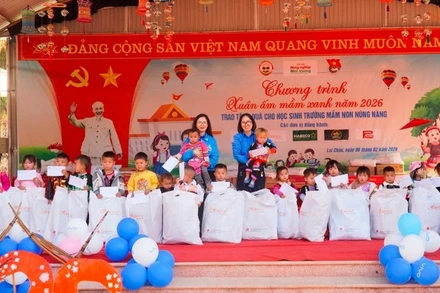 Những phần quà đậm nghĩa tình vùng cao.