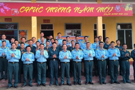 Đoàn công tác Sư đoàn Phòng không 375 (Quân chủng Phòng không-Không quân) và các cơ quan sư đoàn thăm chúc Tết, kiểm tra sẵn sàng chiến đấu tại trạm ra-đa 54 và trạm ra-đa 56, Trung đoàn ra-đa 290.