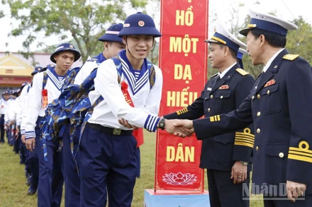 Cán bộ Vùng 3 Hải quân đón chiến sĩ mới về đơn vị.