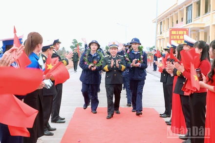 Thủ trưởng Bộ Tư lệnh Vùng 1 Hải quân đón chiến sĩ mới tại Lữ đoàn 147.