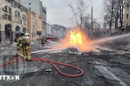 Nhân viên cứu hộ làm nhiệm vụ tại hiện trường vụ tấn công bằng tên lửa của Nga vào Kiev, Ukraine ngày 20/12/2024. (Ảnh: AA/TTXVN)