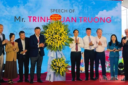 Lãnh đạo tỉnh Lào Cai tặng hoa chúc mừng sự kiện. (Ảnh: THANH SƠN)