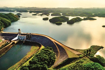 Bộ trưởng Nông nghiệp và Môi trường lệnh: Từ 20 giờ ngày 9/9/2025, mở 2 cửa xả mặt (số 1 và số 3) để khẩn trương đưa mực nước thượng lưu hồ về cao trình 57,0m. (Ảnh: Thacba.vn)