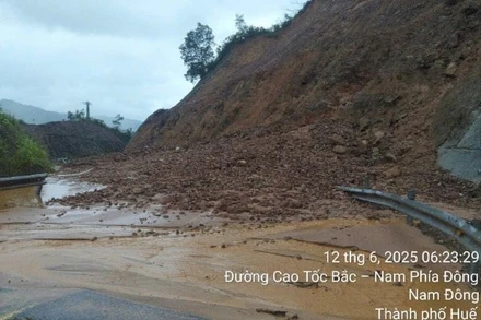 Điểm sạt lở trên đường dẫn vào cao tốc La Sơn-Túy Loan. (Ảnh: nhandan.vn)