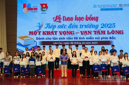 Lãnh đạo Báo Tuổi Trẻ và tỉnh Lào Cai cùng các nhà tài trợ trao học bổng cho tân sinh viên vượt khó. (Ảnh: THANH SƠN)