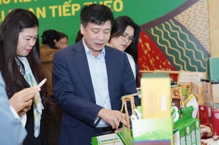 Các đại biểu tham quan gian hàng trưng bày sản phẩm OCOP của các hợp tác xã, nông dân được hỗ trợ từ chương trình.