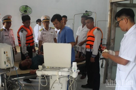 Các y, bác sĩ thăm khám cho bệnh nhân.