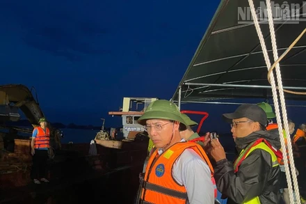 Lực lượng chức năng làm việc xuyên đêm trục vớt nạn nhân trong vụ lật tàu trên vịnh Hạ Long.