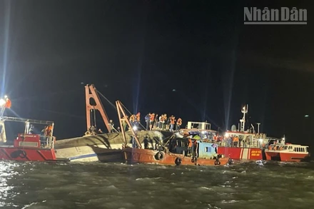 Tính đến 21 giờ đã tìm thấy 38 nạn nhân vụ đắm tàu, trong đó 10 người còn sống và 28 người tử vong.