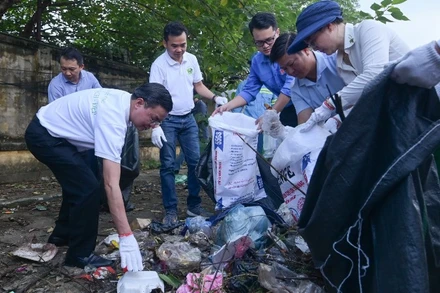 Sau mưa lũ nhiều địa phương miền bắc đang phải đối mặt với nguy cơ ô nhiễm môi trường và dịch bệnh phát sinh từ ngập úng, bùn thải, rác thải sinh hoạt. (Ảnh: minh họa)