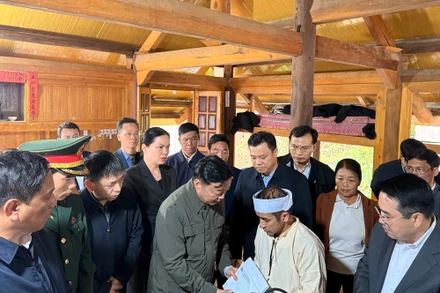 Phó Thủ tướng Trần Hồng Hà trao hỗ trợ cho gia đình bị nạn. (Ảnh: THANH SƠN)