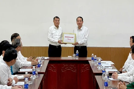 Đồng chí Lê Minh Hưng, Ủy viên Bộ Chính trị, Bí thư Trung ương Đảng, Trưởng Ban Tổ chức Trung ương trao hỗ trợ của lãnh đạo Đảng, Nhà nước cho tỉnh Ninh Bình khắc phục hậu quả bão số 10.