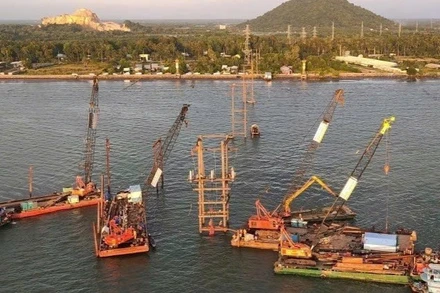 Các đơn vị thi công ngày đêm để cấp điện lại cho đặc khu Phú Quốc. 