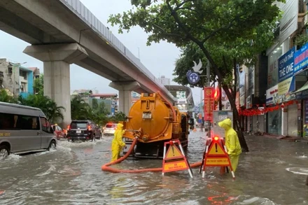 Hà Nội lực lượng chức năng nỗ lực khắc phục ảnh hưởng mưa lớn.