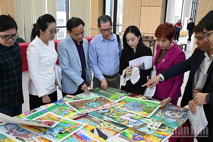 Ban giám khảo chấm sơ loại tác phẩm gửi về qua đường bưu điện.