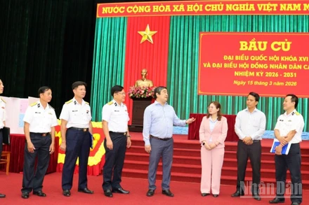 Đồng chí Tạ Hồng Quang, Tỉnh ủy viên, Bí thư Đảng uỷ, Chủ tịch Hội đồng Nhân dân, Chủ tịch Uỷ ban Bầu cử kiểm tra công tác chuẩn bị bầu cử tại điểm bầu cử số 39, Học viện Hải quân.