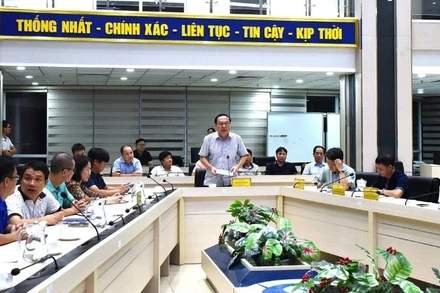 Thứ trưởng Nông nghiệp và Môi trường Lê Công Thành chủ trì cuộc họp ứng phó với bão số 5 tối 23/8.