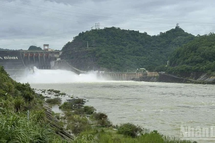Bộ Nông nghiệp và Môi trường yêu cầu Công ty thủy điện Hòa Bình đóng 1 cửa xả đáy từ 1 giờ ngày 8/10.