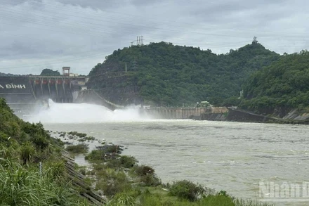 Nhà máy thủy điện Hòa Bình sẽ tiến hành mở hai cửa xả đáy trong ngày 3/10 để bảo đảm an toàn hồ chứa và vùng hạ du.