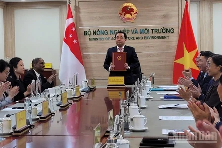 Quyền Bộ trưởng Trần Đức Thắng nhấn mạnh: "Việc ký kết khẳng định vai trò và trách nhiệm của Việt Nam và Singapore trong thúc đẩy trao đổi kết quả giảm phát thải khí nhà kính và tín chỉ carbon”.