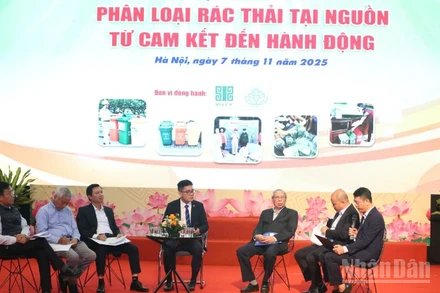 Các diễn giả thảo luận tại tọa đàm “Phân loại rác thải tại nguồn: Từ cam kết đến hành động”.