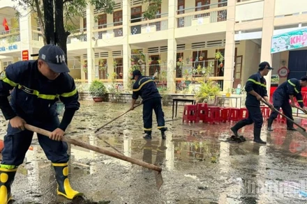 Công an Thành phố Hồ Chí Minh cùng chính quyền, người dân Đắk Lắk khắc phục hậu quả lũ lụt. (Ảnh: QUANG QUÝ)