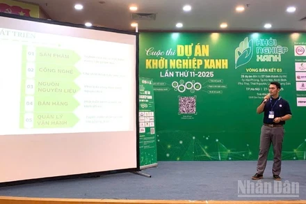 Thí sinh thuyết trình tại cuộc thi “Cuộc thi Khởi nghiệp xanh lần thứ 11 khu vực phía bắc”.