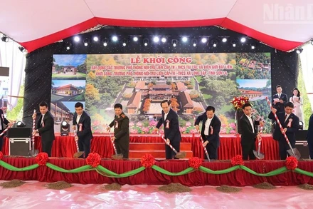 Các đại biểu thực hiện nghi thức khởi công Trường phổ thông nội trú liên cấp tiểu học và trung học cơ sở xã Lóng Sập. 