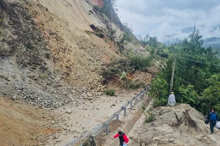 Đoạn đường bị sạt lở gây ách tắc giao thông.