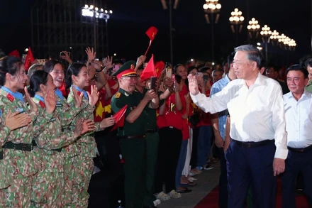 Tổng Bí thư Tô Lâm dự Chương trình chính luận nghệ thuật ''Dưới cờ vinh quang'' tại điểm cầu Quảng trường Ba Đình (Hà Nội). (Ảnh: TTXVN) 